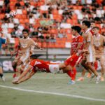 Striker Bali United Boris Kopitovic (no.9) mencoba membobol gawang Dewa United yang dikawal Sonny Ricardo Marciano Stevens melalui sundulan kepala, namun gagal menemui bidang sasaran. Kedua tim bermain imbang tanpa gol di laga tunda pekan ke-8 Super League 2025/2026, Senin (29/12/2025) sore di Stadion Dipta Gianyar. (Foto: Alex MOBU)