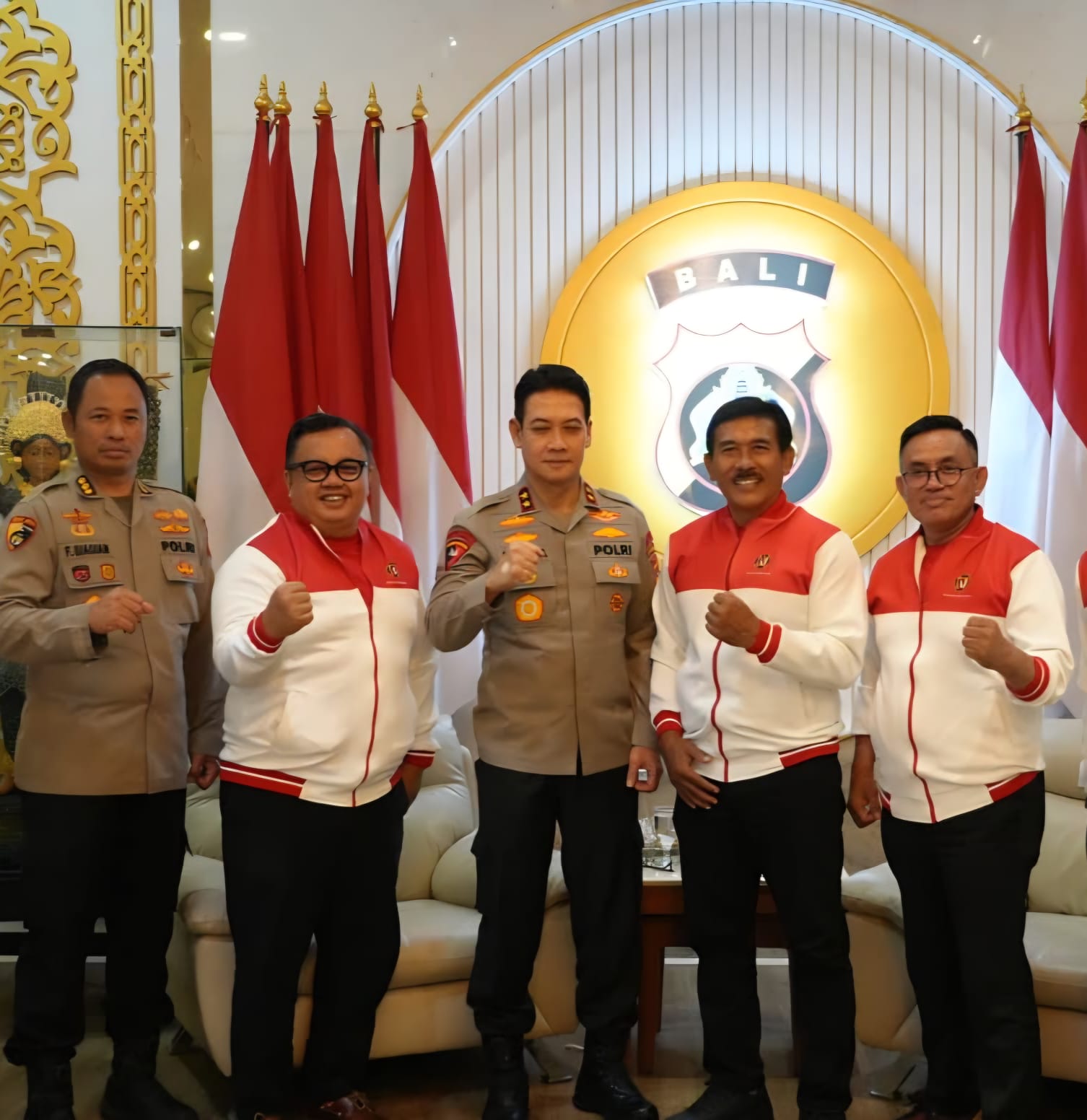 Pengurus Perkemi Bali Fredrik Billy, Made “Dandy” Mandiasa berpose bersama Kapolda Bali Irjen Pol. Daniel Adityajaya seusai audiensi terkait akan digelarnya Mupernas, 5 Februari 2026 mendatang di Jakarta.