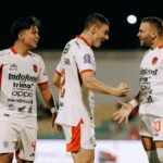 Mirza Mustafic (kanan) selebrasi bersama Ferrari Silva (tengah) dan Kadek Arel (kiri) usai mencetak gol cepat saat laga melawan PSM Makassar baru berjalan 30 detik. (Foto: Alex MOBU)