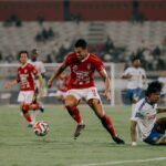 Boris Kopitovic ((9) dari Bali United mencoba melakukan penetrasi ke jantung pertahanan Arema FC namun gagal mencetak gol. Pada laga pekan ke-16 Super League 2025/2026 di Stadion Kapten I Wayan Dipta Gianyar, Bali, Minggu (4/1/2026) malam itu dimenangkan Bali United 1-0 oleh tandukan kepala Kadek Agung menit ke-49. (Foto: Alex MOBU)