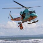 Helikopter yang diluncurkan FINNS Beach Club yang merupakan helikopter SAR Pertama di Bali sedang melakukan demo penyelamatan tanpa pendaratan. (Foto: Public Relations FINNS Beach Club)
