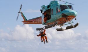 Helikopter yang diluncurkan FINNS Beach Club yang merupakan helikopter SAR Pertama di Bali sedang melakukan demo penyelamatan tanpa pendaratan. (Foto: Public Relations FINNS Beach Club)