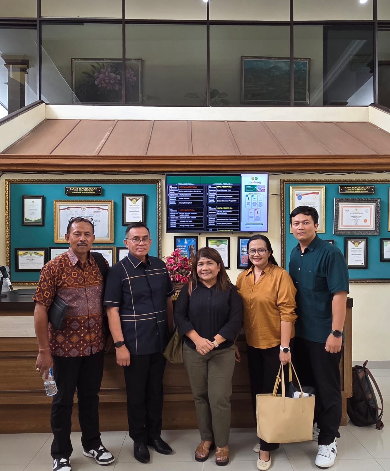 Fredrik Billy (no.2 dari kiri) dari Kantor Advokat BILLY & Partners, Fredrik Billy (Foto: dok billy)