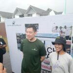 William Ciputra (kiri) dan Mabel Anjali Primana (kanan) saat memberikan keterangan kepada wartawan sebelum memulai aksi bersih-bersih Pantai Batu Tampih, Desa Pangkung Tibah, Kecamatan Kediri, Kabupaten Tabanan, Bali, Sabtu (14/2/2026) (Foto: djo)