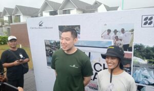 William Ciputra (kiri) dan Mabel Anjali Primana (kanan) saat memberikan keterangan kepada wartawan sebelum memulai aksi bersih-bersih Pantai Batu Tampih, Desa Pangkung Tibah, Kecamatan Kediri, Kabupaten Tabanan, Bali, Sabtu (14/2/2026) (Foto: djo)