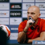 Pelatih Bali United Johnny Jansen mengakui persiapan timnya menghadapi Persija kurang maksimal karena cuaca di Bali kurang kondusif. Namun ia optimistis bisa beraih hasil maksimal saat menjamu Persija Minggu (15/2/2026) malam di Stadion Kapten I Wayan Dipta Gianyar. (Foto: Alex MOBU)