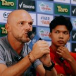 Bali United Johnny Jansen (kiri) didampingi pemain belakang Kadek Arel saat prematch press conference sebelum menghadapi tuan rumah PSIM Yogyakarta, Minggu (22/2/2026) (Fto: BUTD)