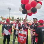 Sekretaris Daerah Kota Denpasar I Gusti Ngurah Eddy Mulya mewakili Wali Kota Denpasar melepas balon tri datu sebagai tanda dimulainya gelaran Wali Kota Cup XVI/2026 di Lapangan Kompyang Sujana, Sabtu (21/2/2026) (Foto: djo)