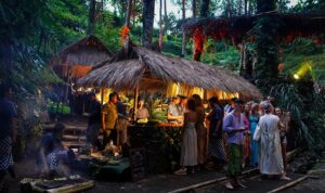 Sekitar 200 tamu dari berbagai negara berkumpul di Bambu Indah untuk sebuah pertemuan yang memadukan relaksasi, musik, alam, dan refl eksi, menandai momen tenang menjelang Nyepi, hari suci di Bali. (Foto: ist)