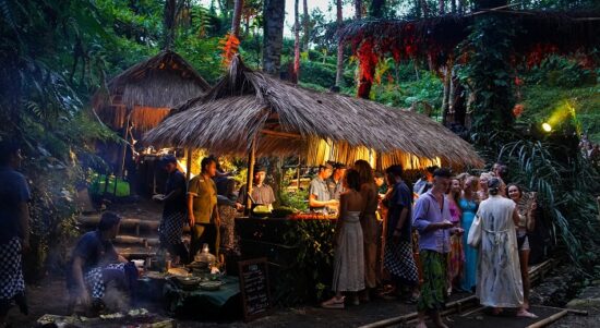 Sekitar 200 tamu dari berbagai negara berkumpul di Bambu Indah untuk sebuah pertemuan yang memadukan relaksasi, musik, alam, dan refl eksi, menandai momen tenang menjelang Nyepi, hari suci di Bali. (Foto: ist)