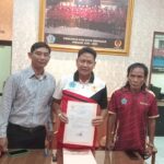 Sekum KONI Kota Denpasar Made Darmiyasa (tengah) menunjukkan surat dukungan KONI Kota Denpasar kepada figur Nyoman Giri Prasta sebagai bakal calon Ketum KONI Bali masa bakti 2026-2030 (Foto: djo)