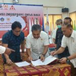 Ketua Tim Penjaringan dan Penyaringan KONI Bali, Maryoto Subekti tampak memeriksa berkas-berkas yang diserahkan Wagub Bali I Nyoman Giri Prasta sebagai bakal calon ketum KONI Bali. (Foto: hms)