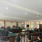 Togar Situmorang saat menjalani sidang di PN Denpasar, Selasa lalu (Foto: ari)