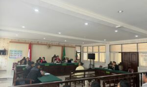 Togar Situmorang saat menjalani sidang di PN Denpasar, Selasa lalu (Foto: ari)