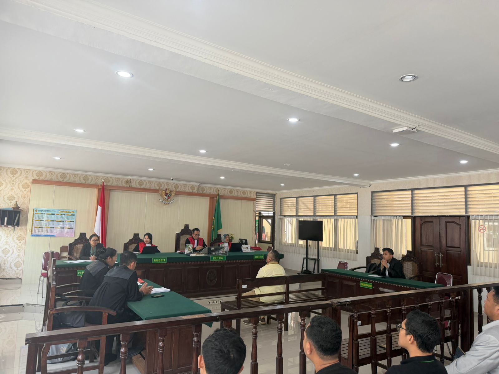 Togar Situmorang saat menjalani sidang di PN Denpasar, Selasa lalu (Foto: ari)