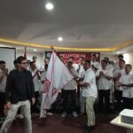 Ketua Umum Perbasi Kota Denpasar I Made Susila Darma SH, Ak, BKP (kanan) menerima pataka dari Ketua Umum Perbasi Bali Gede Wahyu Surya Putra (kanan) saat pelantikan Pengurus Perbasi Kota Denpasar, Sabtu (7/3/2026) (Foto: djo)