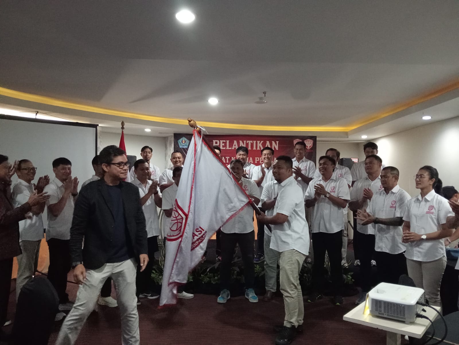 Ketua Umum Perbasi Kota Denpasar I Made Susila Darma SH, Ak, BKP (kanan) menerima pataka dari Ketua Umum Perbasi Bali Gede Wahyu Surya Putra (kanan) saat pelantikan Pengurus Perbasi Kota Denpasar, Sabtu (7/3/2026) (Foto: djo)