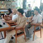 Puluhan gen-z saat mendapat pemahaman dari Coop Coffee Foundation mengenai kopi berkelanjutan di Starbucks Reserve Dewata Bali, Kamis (5/3/2026) (Foto: djo)
