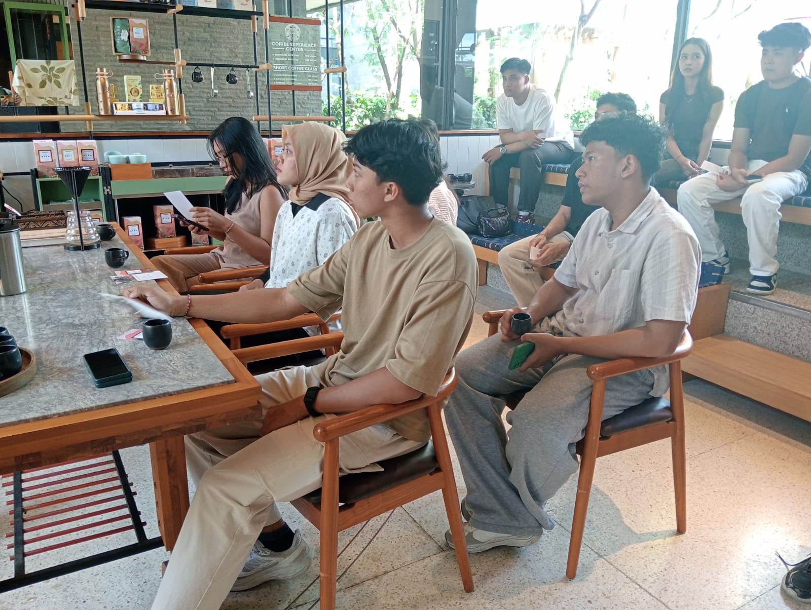 Puluhan gen-z saat mendapat pemahaman dari Coop Coffee Foundation mengenai kopi berkelanjutan di Starbucks Reserve Dewata Bali, Kamis (5/3/2026) (Foto: djo)