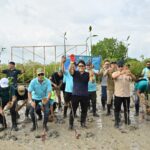 Wagub Bali I Nyoman Giri Prasta tampak berjibaku dengan lumpur untuk dapat menanam mangrove bersama wartawan di Arboretum Park, Tahura Ngurah Rai, Senin (9/3/2026) Aksi sosial ini diselenggarakan SMSI Bali dalam rangka HUT SMSI ke-9 dan Hari Pers Nasional 2026. (Foto: pan)