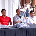 Manager Corporate Share Value (CSV) I.League Hanif Marjuni (tengah) dan Kepala Sekolah SMAN 2 Kuta Utara, I Ketut Supardanayasa (kanan) saat sosialisasi di SMAN 2 Kuta Utara, Kabupaten Badung, Rabu (11/3/2026) (Foto: surya)