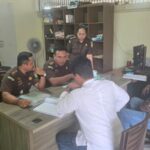 Jaksa penuntut umum Kejaksaan Negeri Denpasar menunjukkan salinan putusan Mahkamah Agung (MA) dalam kasus Jero Kepisah. (Foto: ari)