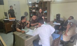 Jaksa penuntut umum Kejaksaan Negeri Denpasar menunjukkan salinan putusan Mahkamah Agung (MA) dalam kasus Jero Kepisah. (Foto: ari)