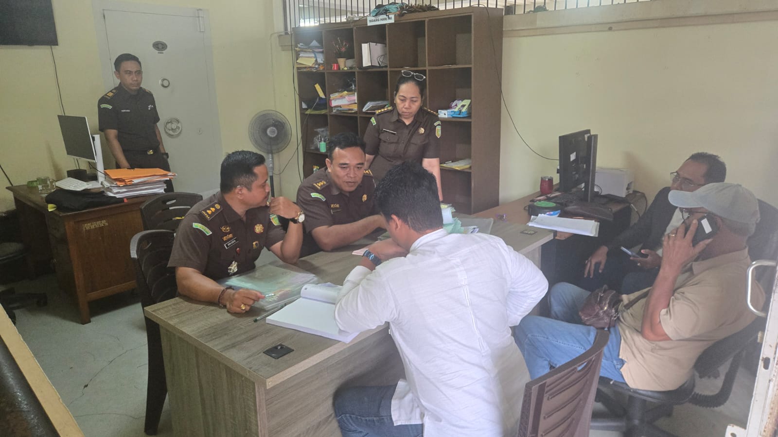 Jaksa penuntut umum Kejaksaan Negeri Denpasar menunjukkan salinan putusan Mahkamah Agung (MA) dalam kasus Jero Kepisah. (Foto: ari)