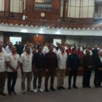 Gubernur Bali Wayan Koster dan Wagub I Nyoman Giri Prasta berfoto bersama sejumlah pengurus cabang olahraga seusai pembukaan Musorprov KONI Bali di Gedung Wiswa Sabha, Kantor Gubernur Bali, Senin (23/3). Musorprov memilih secara aklamasi Giri Prasta sebagai Ketum KONI Bali masa bakti 2026-2030. (Foto: djo)