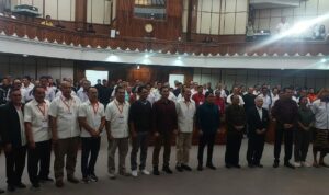 Gubernur Bali Wayan Koster dan Wagub I Nyoman Giri Prasta berfoto bersama sejumlah pengurus cabang olahraga seusai pembukaan Musorprov KONI Bali di Gedung Wiswa Sabha, Kantor Gubernur Bali, Senin (23/3). Musorprov memilih secara aklamasi Giri Prasta sebagai Ketum KONI Bali masa bakti 2026-2030. (Foto: djo)