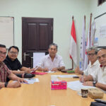 Tim Penjaringan dan Penyaringan Caketum KONI Bali 2026-2030 diketuai Maryoto Subekti saat melakukan verifikasi terhadap kelengkapan bacalon Ketum KONI Bali I Nyoman Giri Prasta. (Foto: Humas KONI Bali)