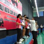 Ketua Umum PBSI Kota Denpasar Suteja Kumara mengalungkan medali kepada pebulutangkis juara Wali Kota Cup 2026 yang berakhir Minggu (1/3/2026) (Foto: suwandhi PBSI dps)