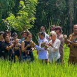 Delapan ekor burung hantu yang dilepas secara simbolis di Pura Dalem Wantilan, Desa Bongkasa yang merupakan inisiatif Bambu Indah untuk mengendalikan populasi tikus di sawah setempat. (Foto: dok Bambu Indah)