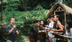 Sambutan hangat berupa kombucha fermentasi yang disajikan saat kedatangan, mengawali perjalanan kita menikmati liburan di Bambu Indah, Ubud, Bali (Foto: PR Bambu Indah)
