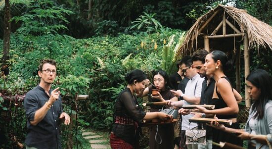 Sambutan hangat berupa kombucha fermentasi yang disajikan saat kedatangan, mengawali perjalanan kita menikmati liburan di Bambu Indah, Ubud, Bali (Foto: PR Bambu Indah)