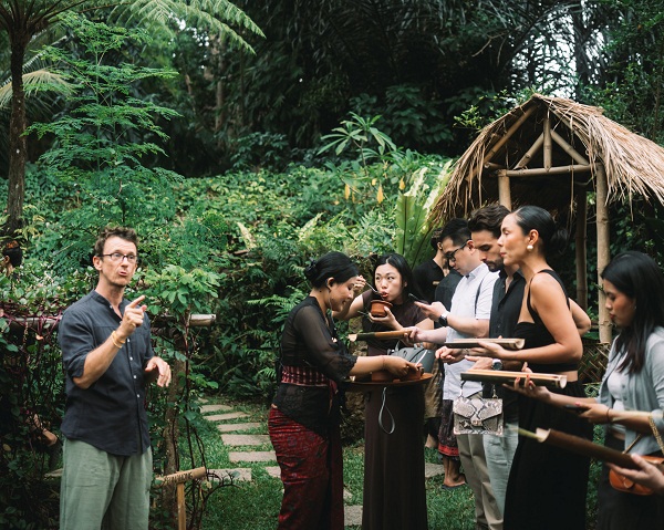 Sambutan hangat berupa kombucha fermentasi yang disajikan saat kedatangan, mengawali perjalanan kita menikmati liburan di Bambu Indah, Ubud, Bali (Foto: PR Bambu Indah)