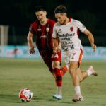 Winger Bali United FC, Thijmen Goppel (no.7) mencoba menerobos pertahanan Persis Solo saat kedua tim bentrok di pekan ke-25 yang dimenangkan tuan rumah Persis Solo 3-0. (Foto: butd)