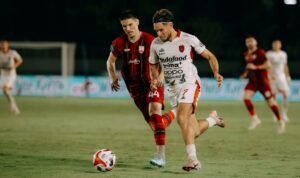 Winger Bali United FC, Thijmen Goppel (no.7) mencoba menerobos pertahanan Persis Solo saat kedua tim bentrok di pekan ke-25 yang dimenangkan tuan rumah Persis Solo 3-0. (Foto: butd)