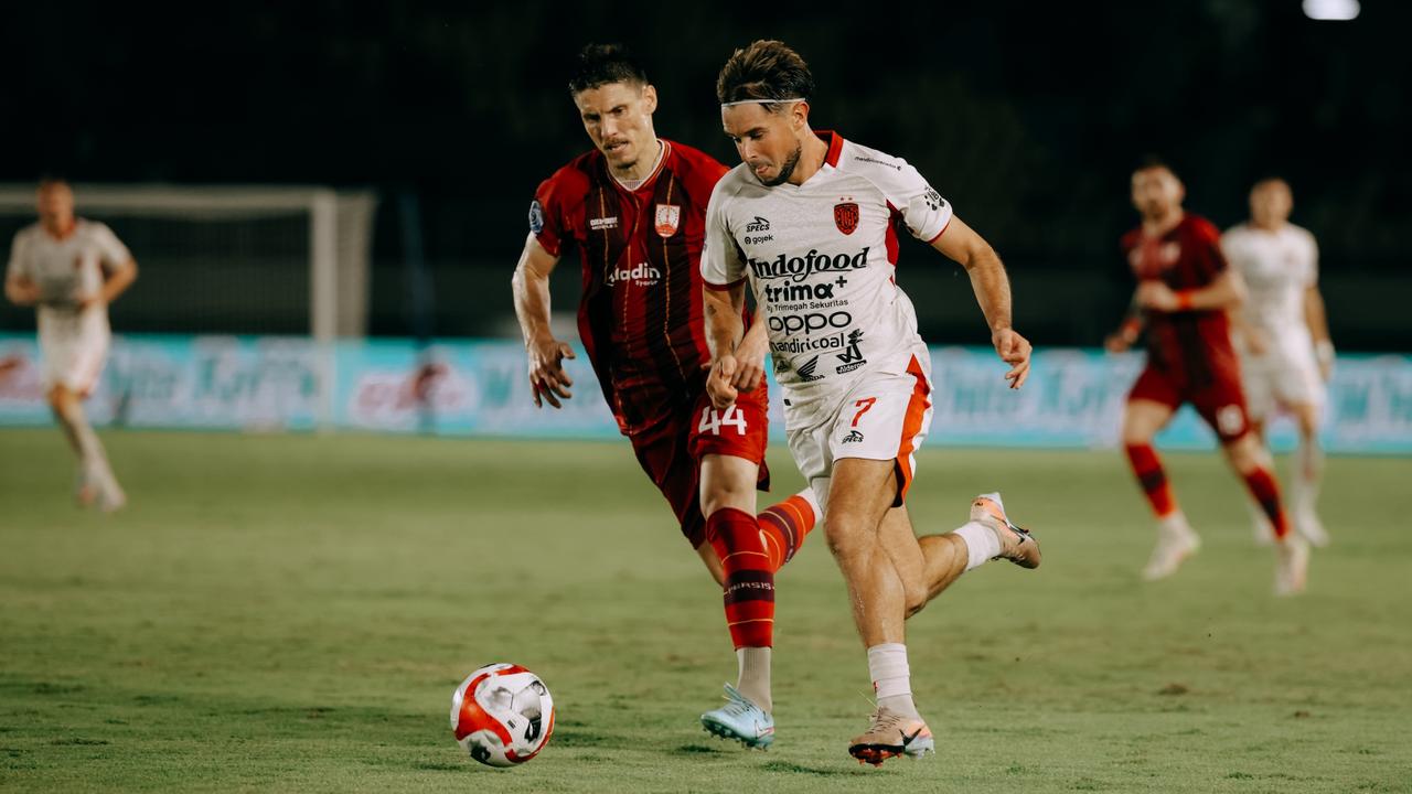 Winger Bali United FC, Thijmen Goppel (no.7) mencoba menerobos pertahanan Persis Solo saat kedua tim bentrok di pekan ke-25 yang dimenangkan tuan rumah Persis Solo 3-0. (Foto: butd)