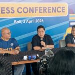 Ketua Umum PSSI yang juga Menpora Erick Thohir (tengah) saat memberi keterangan kepada pers bersama Yabes Tanuri (kiri). (Foto: djo)