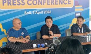 Ketua Umum PSSI yang juga Menpora Erick Thohir (tengah) saat memberi keterangan kepada pers bersama Yabes Tanuri (kiri). (Foto: djo)