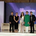 krisna Provincial Director Anak Agung Istri Agung Kresna Vindhari (nomor 2 dari kiri), National Director Miss Youth Indonesia Surya Rivera (dua dari kanan), dan Owner YMM Model Management Yongki Perdana (kanan) foto bersama seusai press conference, Minggu (12/4/2026) (Foto: djo)