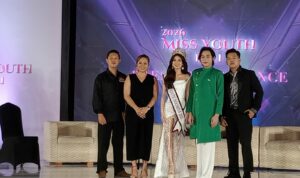 krisna Provincial Director Anak Agung Istri Agung Kresna Vindhari (nomor 2 dari kiri), National Director Miss Youth Indonesia Surya Rivera (dua dari kanan), dan Owner YMM Model Management Yongki Perdana (kanan) foto bersama seusai press conference, Minggu (12/4/2026) (Foto: djo)