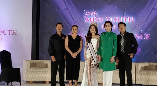 Provincial Director Anak Agung Istri Agung Kresna Vindhari (nomor 2 dari kiri), National Director Miss Youth Indonesia Surya Rivera (dua dari kanan), dan Owner YMM Model Management Yongki Perdana (kanan) foto bersama seusai press conference, Minggu (12/4/2026) (Foto: djo)