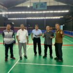 Ketua Umum PBSI Bali I Wayan Winurjaya (kanan) saat mendampingi Bidang Pertandingan PP PBSI Nanang meninjau GOR Wijaya Badminton Hall, Rabu (1/4/2026) (Foto: PBSI Bali)