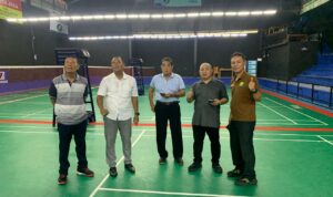 Ketua Umum PBSI Bali I Wayan Winurjaya (kanan) saat mendampingi Bidang Pertandingan PP PBSI Nanang meninjau GOR Wijaya Badminton Hall, Rabu (1/4/2026) (Foto: PBSI Bali)
