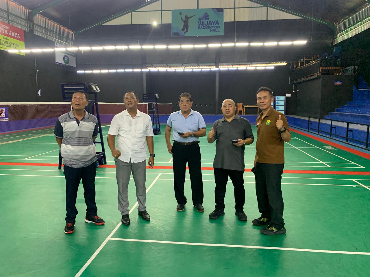 Ketua Umum PBSI Bali I Wayan Winurjaya (kanan) saat mendampingi Bidang Pertandingan PP PBSI Nanang meninjau GOR Wijaya Badminton Hall, Rabu (1/4/2026) (Foto: PBSI Bali)
