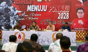 Ketua Umum KONI Bali I Nyoman Giri Prasta saat memimpin rapat pengurus, Selasa (19/5/2026) (Foto: humas)