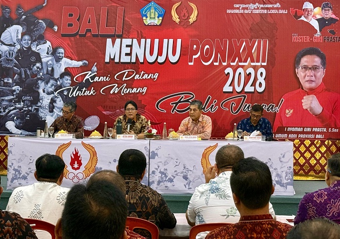 Ketua Umum KONI Bali I Nyoman Giri Prasta saat memimpin rapat pengurus, Selasa (19/5/2026) (Foto: humas)