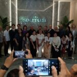 SOLITAIRE Direktur Utama InJourney, Maya Watono, Direktur Utama InJourney Hospitality, Christine Hutabarat dan CEO The Solitaire, Rudy Surjanto berfoto bersama para dokter yang bakal menangani pasien yang akan melakukan bedah plastik di The Solitaire usai peresmian tempat tersebut, Senin (18/5/2026). (Foto: djo)